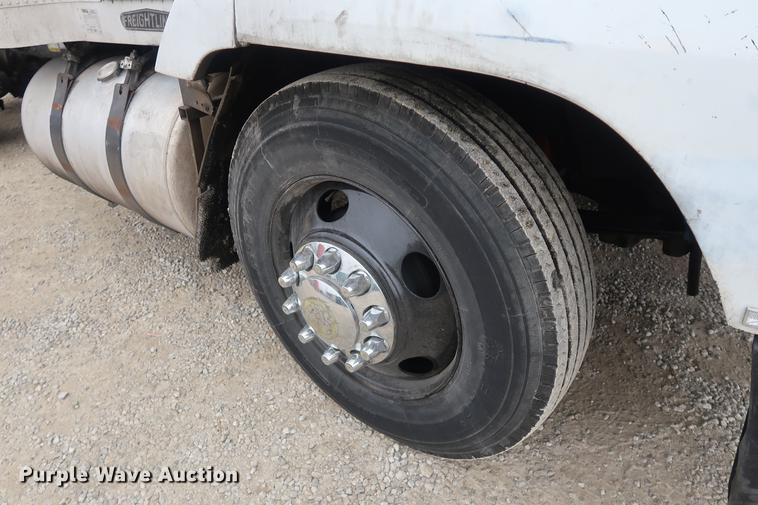 image for item DF3542 1994 Freightliner FLD112 semi truck