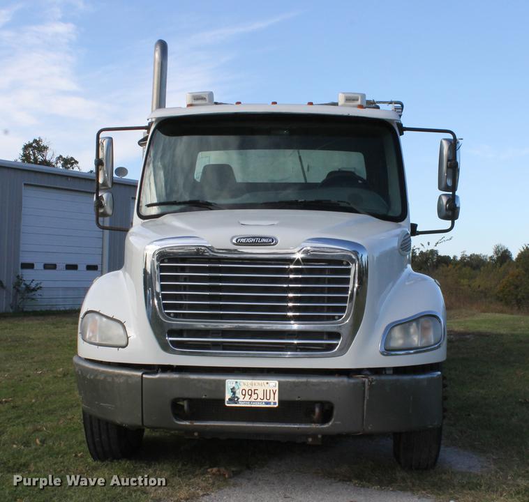 image for item ED9676 2005 Freightliner Business Class M2 semi truck