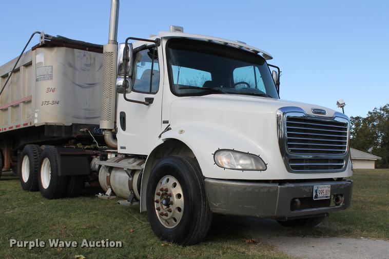 image for item ED9676 2005 Freightliner Business Class M2 semi truck