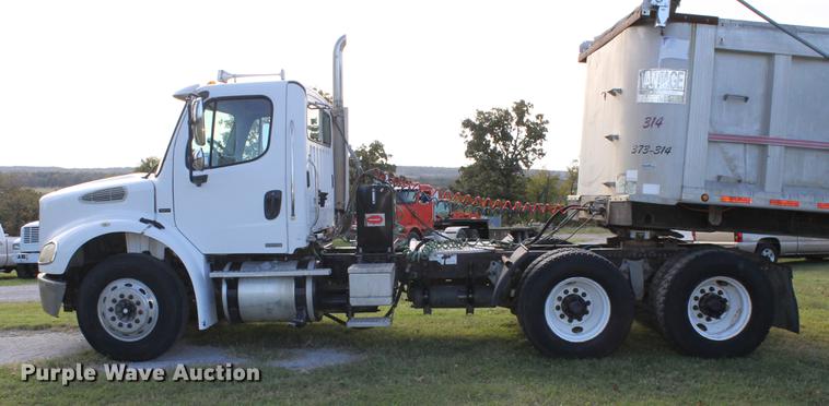 image for item ED9676 2005 Freightliner Business Class M2 semi truck