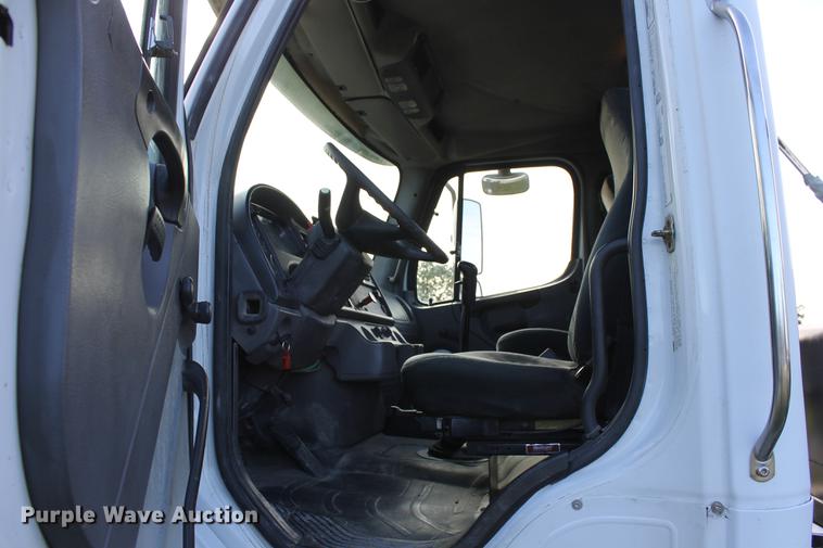 image for item ED9676 2005 Freightliner Business Class M2 semi truck