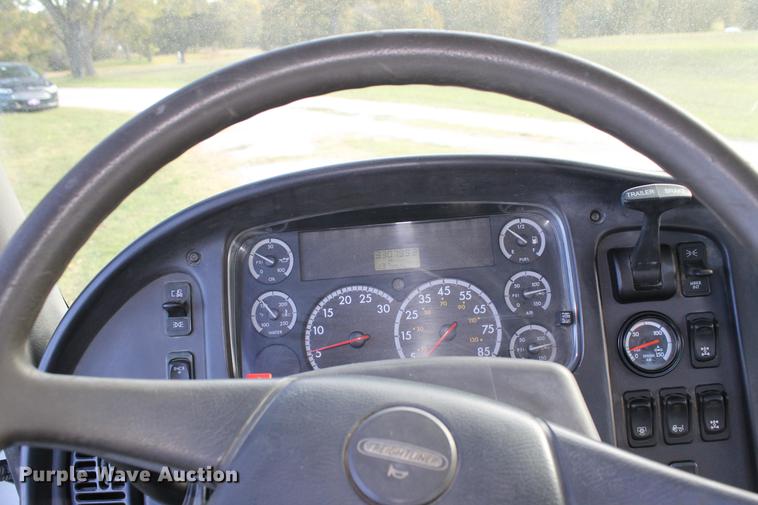 image for item ED9676 2005 Freightliner Business Class M2 semi truck