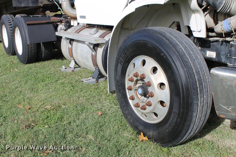 image for item ED9676 2005 Freightliner Business Class M2 semi truck