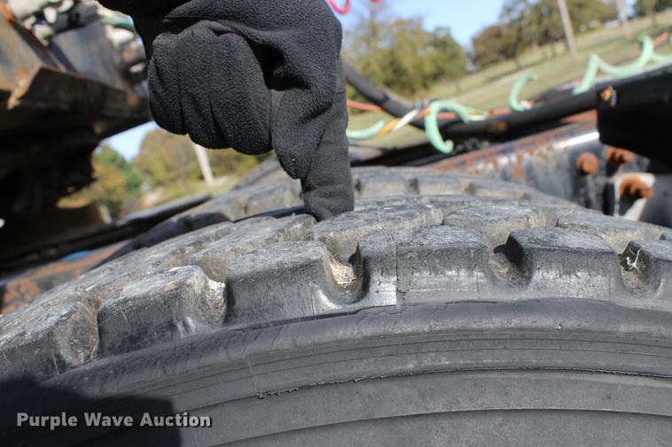 image for item ED9676 2005 Freightliner Business Class M2 semi truck