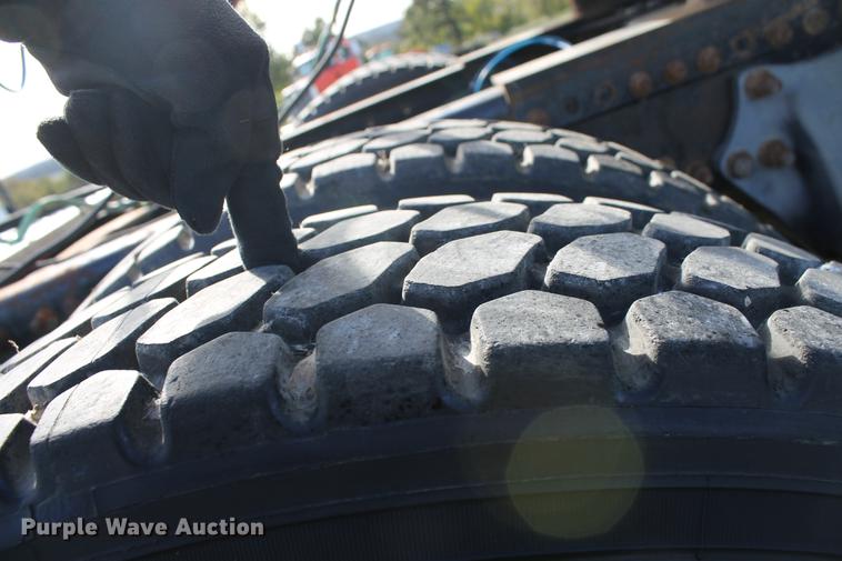 image for item ED9676 2005 Freightliner Business Class M2 semi truck