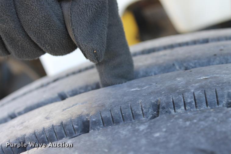 image for item ED9676 2005 Freightliner Business Class M2 semi truck