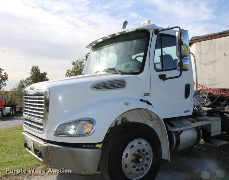 image for item ED9676 2005 Freightliner Business Class M2 semi truck