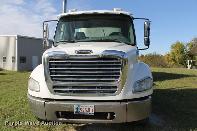 image for item ED9676 2005 Freightliner Business Class M2 semi truck