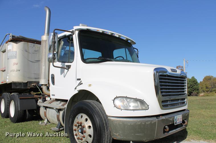 image for item ED9676 2005 Freightliner Business Class M2 semi truck