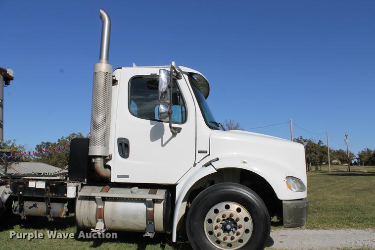 image for item ED9676 2005 Freightliner Business Class M2 semi truck