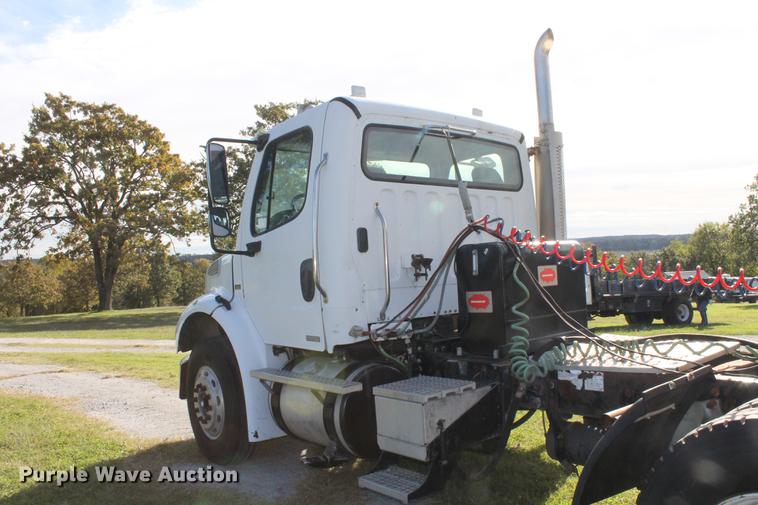 image for item ED9676 2005 Freightliner Business Class M2 semi truck