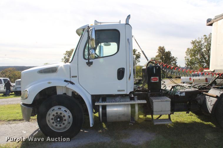 image for item ED9676 2005 Freightliner Business Class M2 semi truck