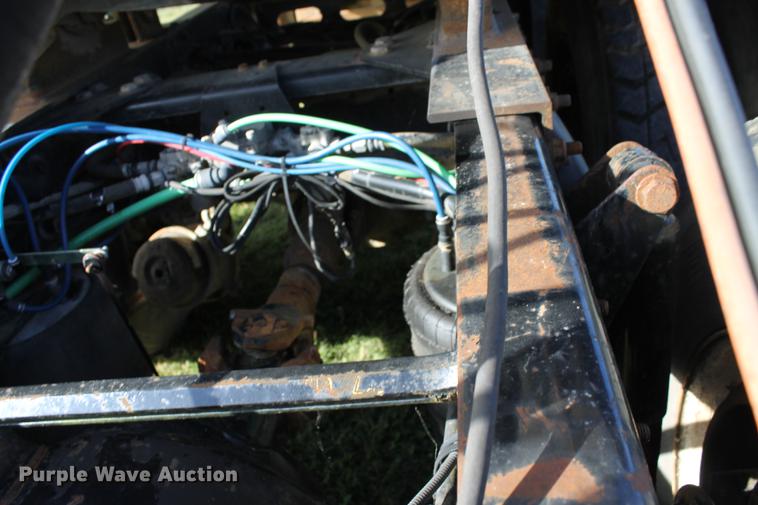 image for item ED9676 2005 Freightliner Business Class M2 semi truck