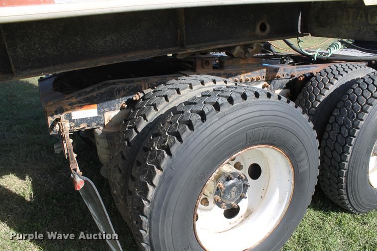 image for item ED9676 2005 Freightliner Business Class M2 semi truck