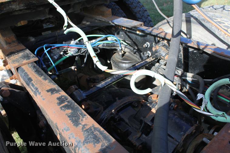 image for item ED9676 2005 Freightliner Business Class M2 semi truck