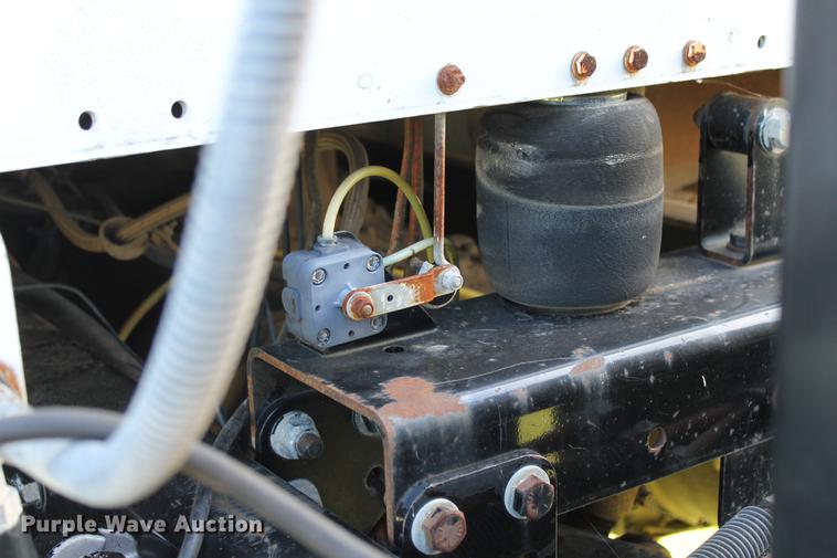 image for item ED9676 2005 Freightliner Business Class M2 semi truck