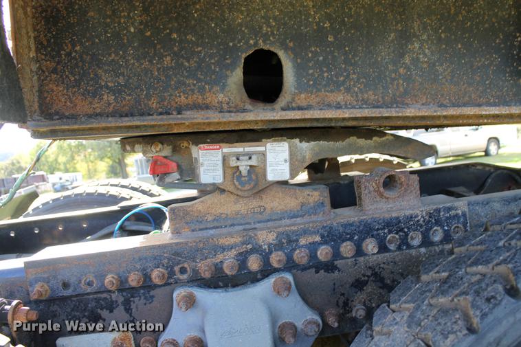 image for item ED9676 2005 Freightliner Business Class M2 semi truck