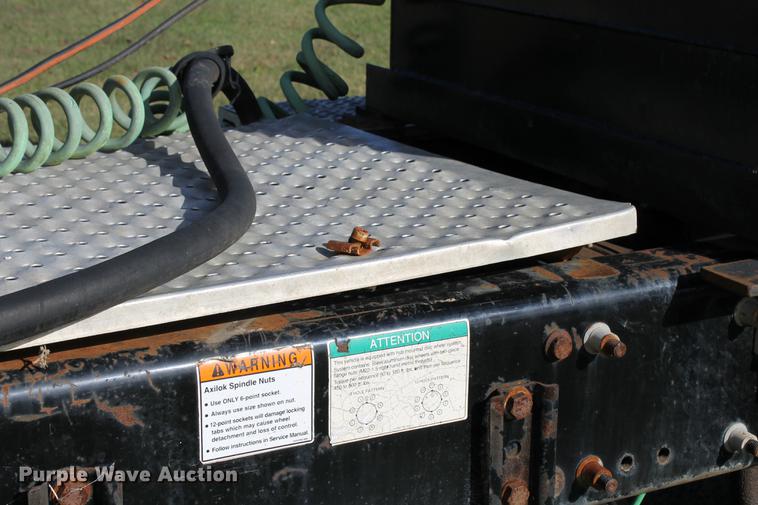 image for item ED9676 2005 Freightliner Business Class M2 semi truck