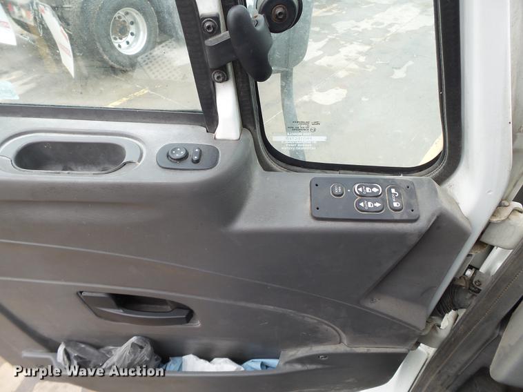 image for item EI9548 2011 International TranStar 8600 semi truck