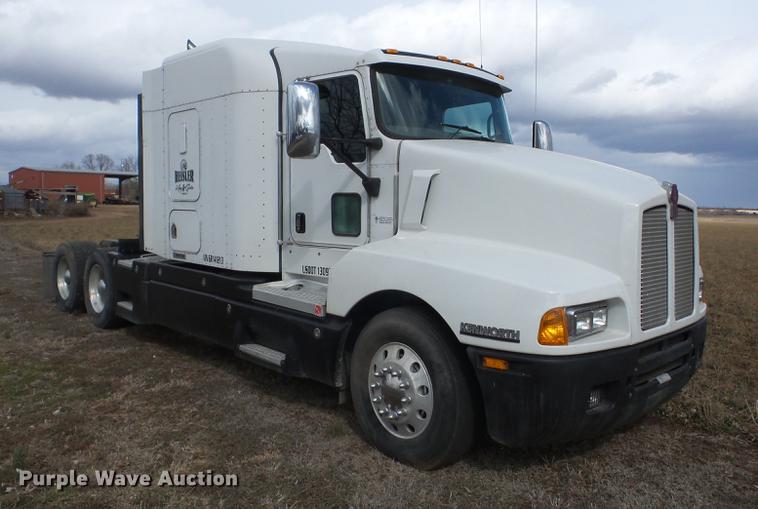 image for item EI9769 2006 Kenworth T600 semi truck