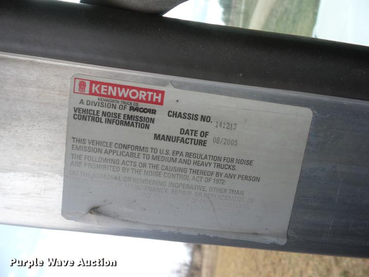 image for item EI9769 2006 Kenworth T600 semi truck