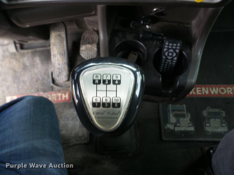 image for item EI9769 2006 Kenworth T600 semi truck