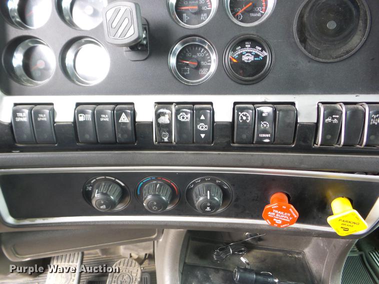 image for item EI9769 2006 Kenworth T600 semi truck