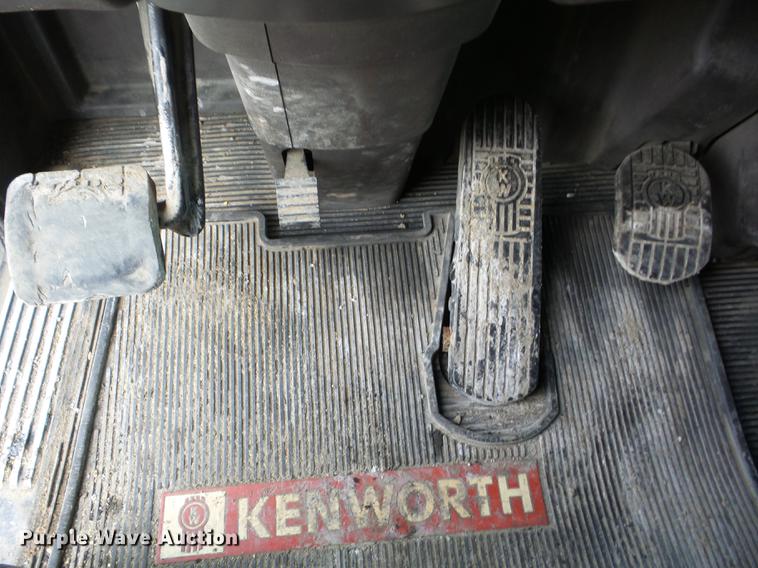 image for item EI9769 2006 Kenworth T600 semi truck