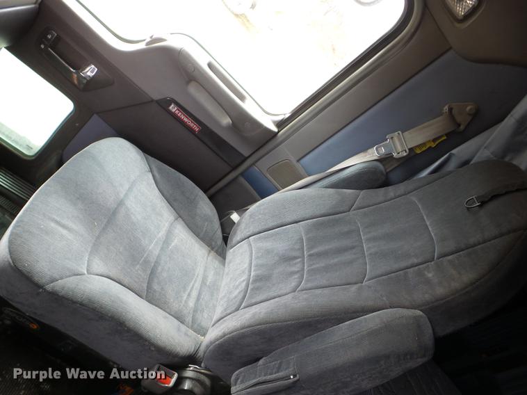 image for item EI9769 2006 Kenworth T600 semi truck