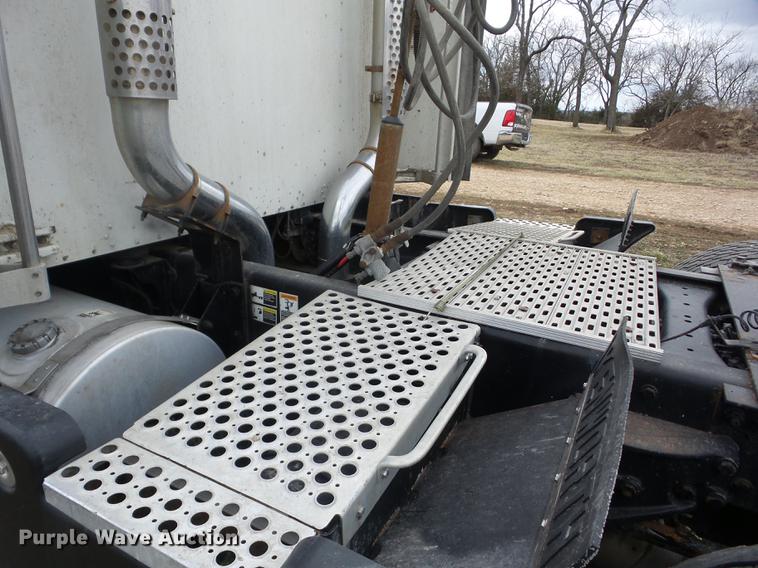 image for item EI9769 2006 Kenworth T600 semi truck