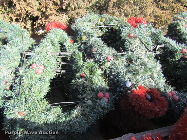 image for item BU9669 Approximately 98 Christmas decorations