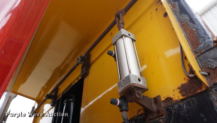 image for item DB0326 2005 International 7300 dump truck