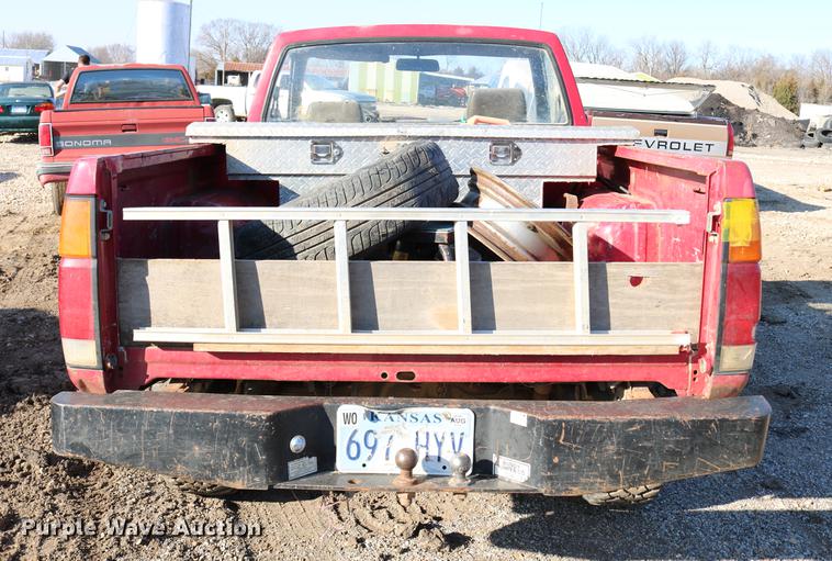 image for item DB6573 1988 Nissan pickup truck