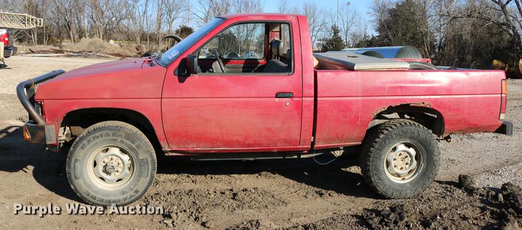 image for item DB6573 1988 Nissan pickup truck