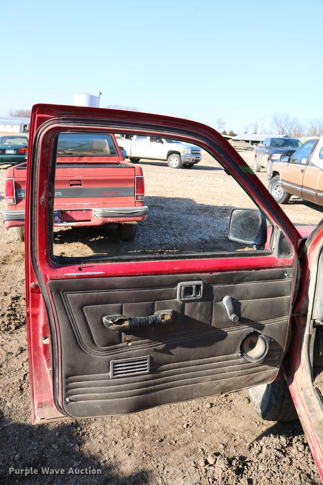 image for item DB6573 1988 Nissan pickup truck