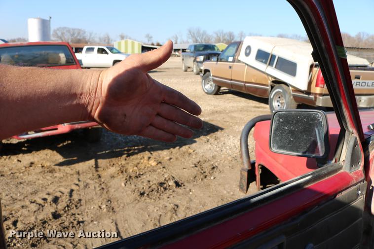 image for item DB6573 1988 Nissan pickup truck