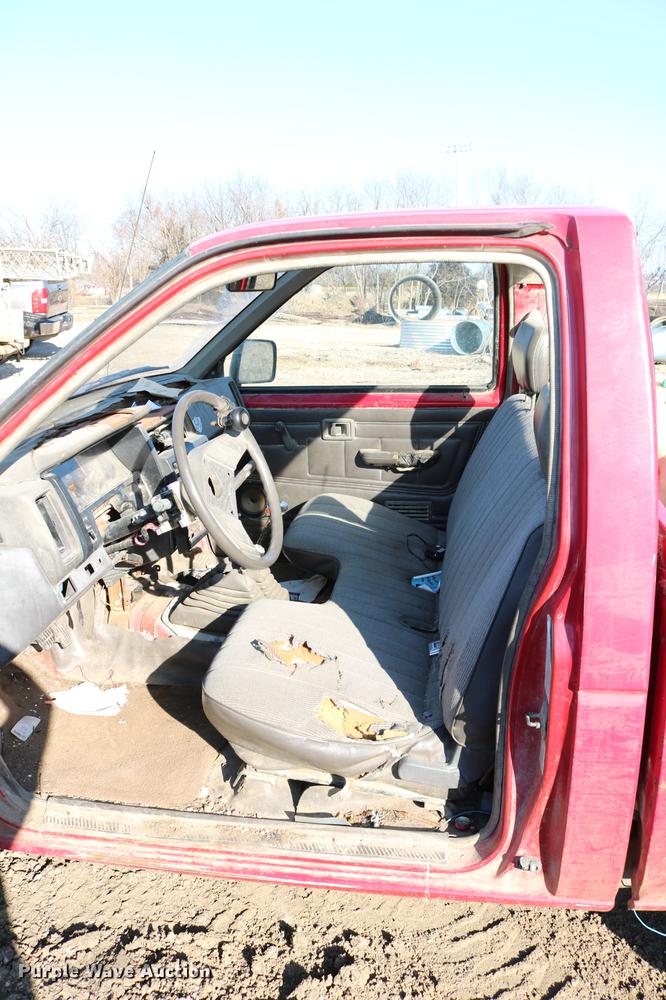 image for item DB6573 1988 Nissan pickup truck