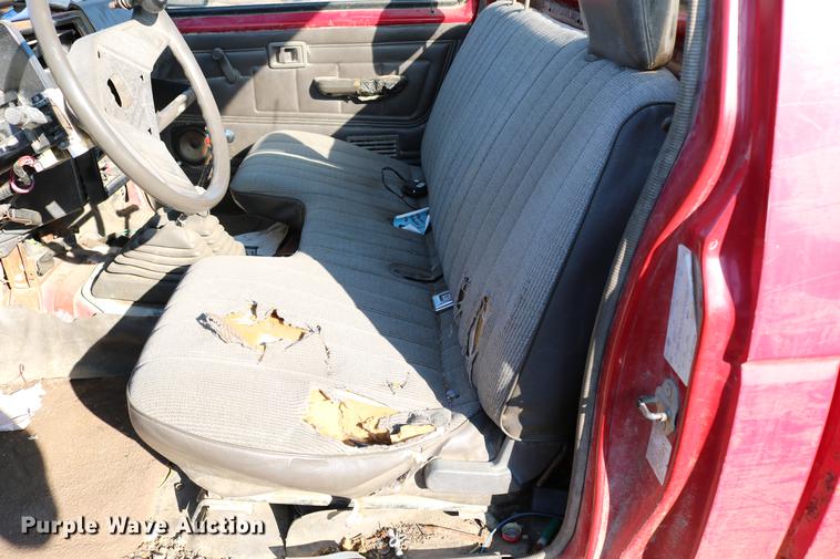 image for item DB6573 1988 Nissan pickup truck