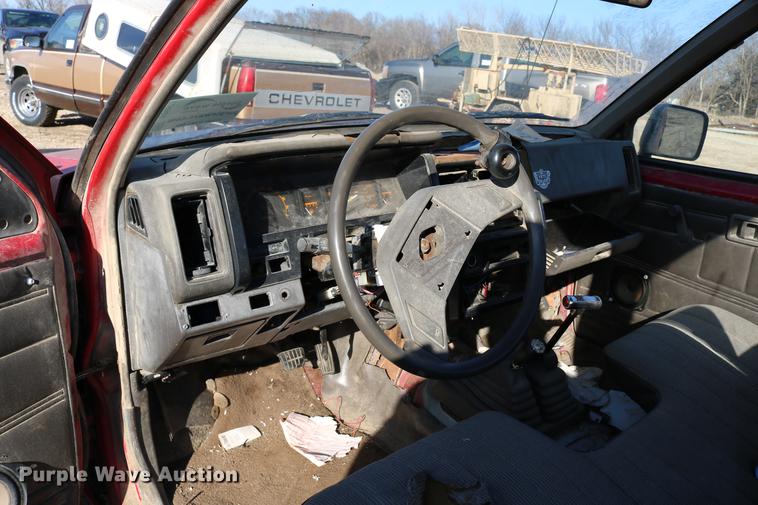 image for item DB6573 1988 Nissan pickup truck