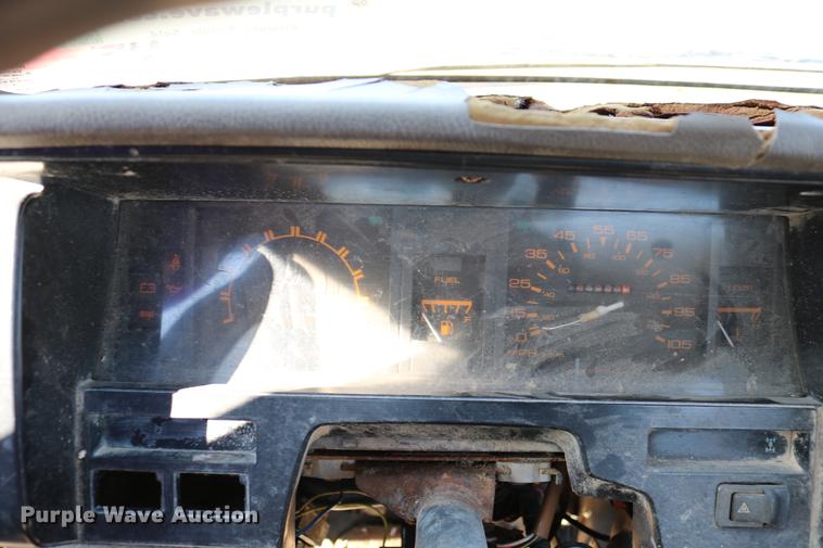 image for item DB6573 1988 Nissan pickup truck