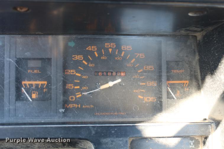 image for item DB6573 1988 Nissan pickup truck