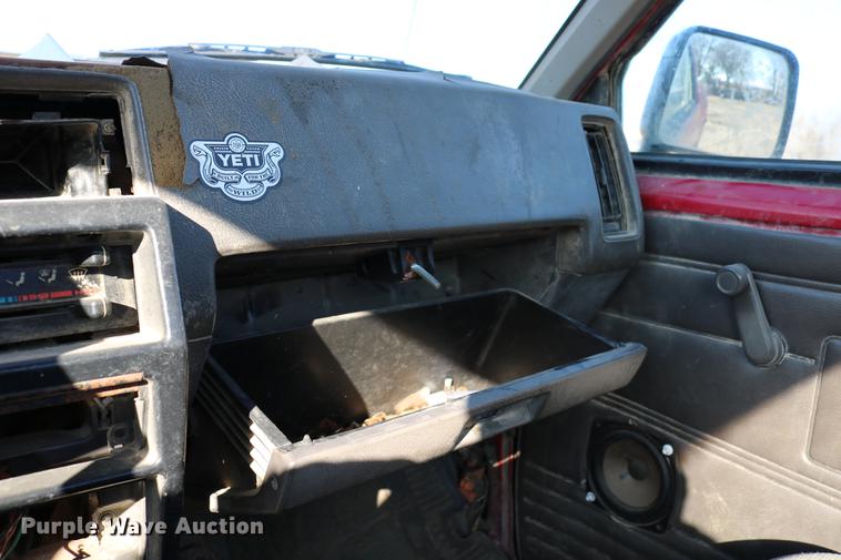 image for item DB6573 1988 Nissan pickup truck