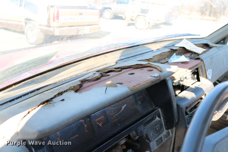 image for item DB6573 1988 Nissan pickup truck