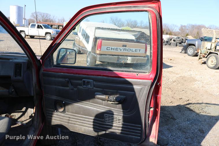 image for item DB6573 1988 Nissan pickup truck