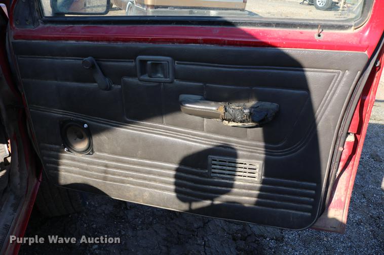 image for item DB6573 1988 Nissan pickup truck