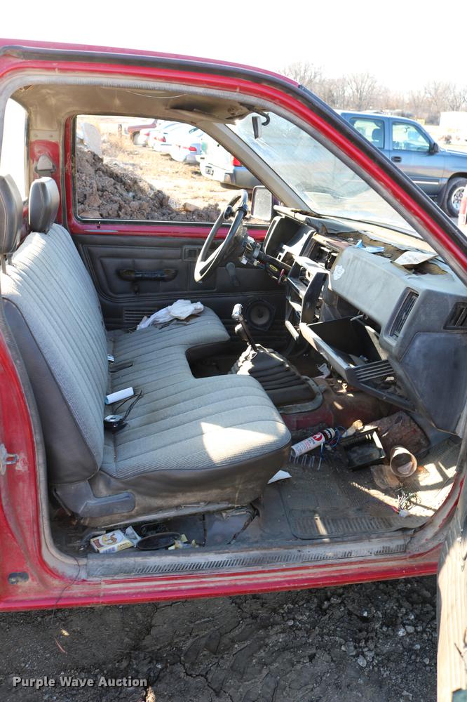 image for item DB6573 1988 Nissan pickup truck