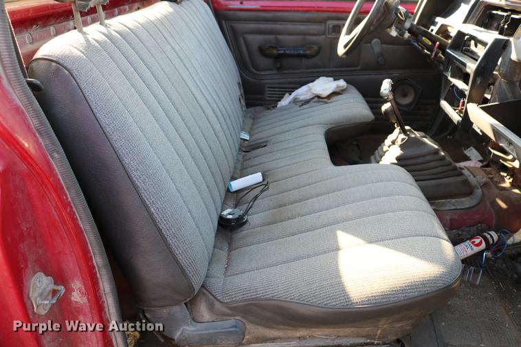 image for item DB6573 1988 Nissan pickup truck