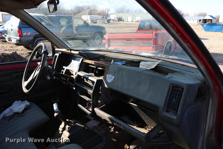 image for item DB6573 1988 Nissan pickup truck