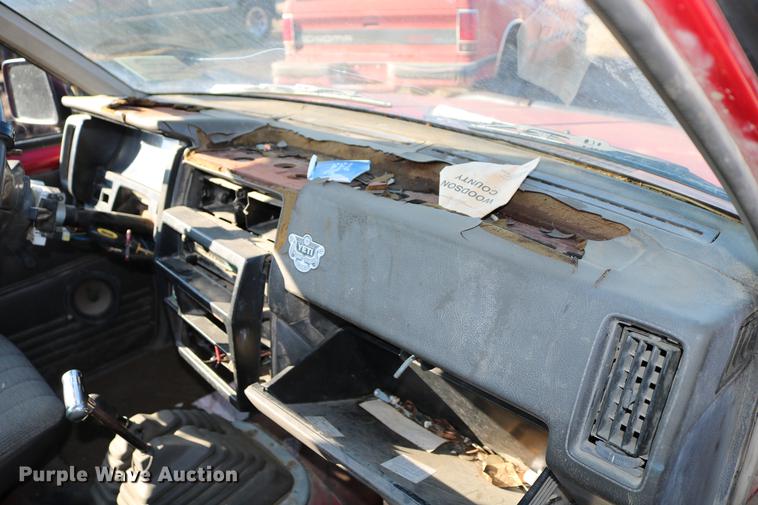 image for item DB6573 1988 Nissan pickup truck