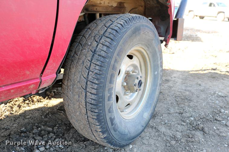 image for item DB6573 1988 Nissan pickup truck